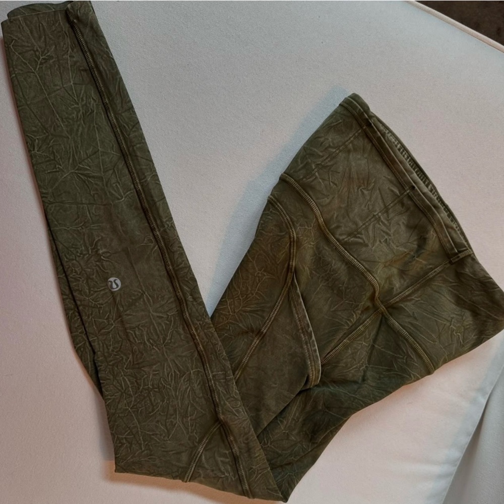 ♡ Lulu 25 inch high-rise fast and free leggings size 2!